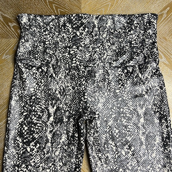 SPANX Faux Leather Snakeskin Print Leggings XL - Picture 5 of 9